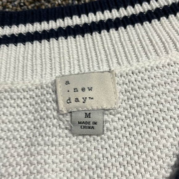 A New Day women’s medium white chunky knit V neck sweater neutral classic fall - Picture 2 of 4